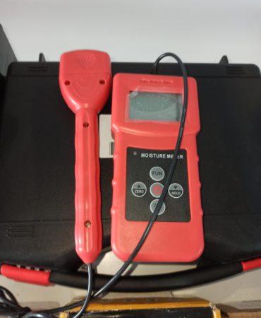 Wood moisture meter measuring di Samarinda